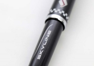  伝説の名車をモチーフにした万年筆「スカイラインGT-R」登場。ガングレーメタリックの特製インク付き！