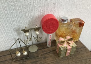 ウエニ貿易、ポップキャンディのような形と香りの香水「ペコちゃんキャンディコロン」を発売