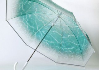 雨の日に水中遊泳気分が味わえる、デザインビニール傘の新アイテム「ウェーブ」