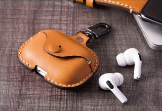 革本来の風合いを最大限に活かした高級本革AirPods Pro用ケース「アニリンレザー」サドルレザー