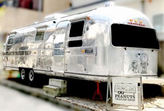 ピーナッツ、日本初の公式メンズショップはギンギラのトレーラーで登場