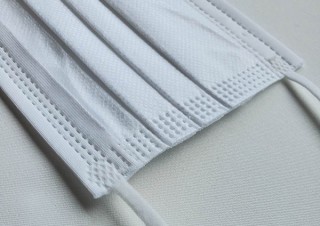 使い捨てなのに冷たく感じる！ 接触冷感値Q-max0.35を実現するウイルス対応マスク