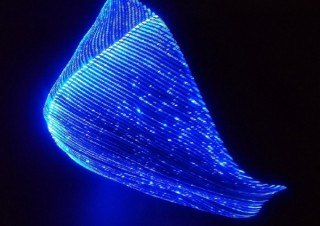 密を避けたジョギングに。青く光る「ブルーライトマスク」