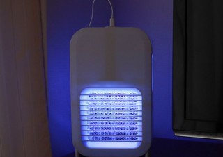 うざい虫を紫外線でおびき寄せ、電撃ラケットで倒せる「2in1害虫バスター」発売