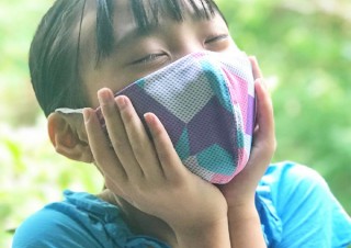 水で濡らしてお顔ヒンヤリ。振ると冷感がよみがえる「UVカット ウォータークールマスク」2枚セット
