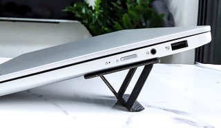 PCからスマホまで。貼り付けるだけの小さなキックスタンド「Ninja Stand」