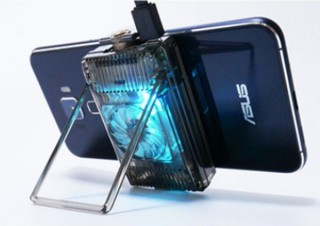 強制的にスマホを冷却しつつスタンドでゲームが続けられる「ペルチェクーラー」