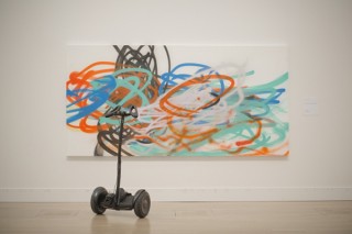 宿泊型ミュージアムの階段型ギャラリーで特別企画展「楽観のテクニック」が開催