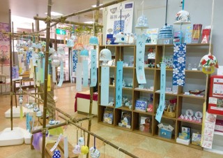約100種類の有田焼の風鈴が展示販売されている「有田ふうりん展」