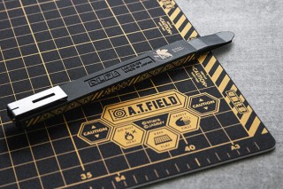角利産業、「エヴァンゲリオン」のNERVをイメージしたカッターとカッターマットを発売