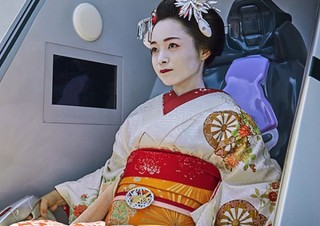 舞妓姿でエントリープラグや手の平に乗れる!? エヴァンゲリオン京都基地の先行発表