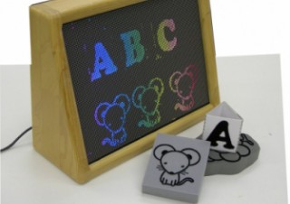 テクニカルアーティスト、文字や絵がレインボーカラーで浮かび上がる電光看板「Beeboard」を発売