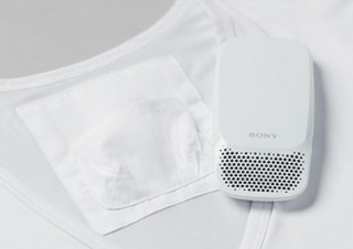 ソニー、インナーに入れて冷温調節できる「ウェアラブルサーモデバイス」発売