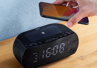 サンワサプライ、デジタル時計を搭載したワイヤレス充電器を発売