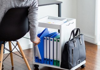 サンワサプライ、デスク下に収納できるカバン置き付きのファイルワゴンを発売