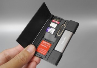 メモリカードとカードリーダー、SIMカードをコンパクトに持ち歩ける収納キット