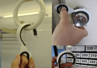 グリップゴムで吊り革や丸いドアノブを非接触にできる「ノータッチフック」発売