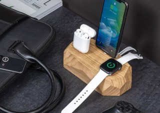 ポーランド発、Apple製品をまとめて充電する木製「3in1ドック」