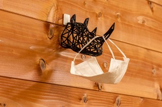 マスクのちょい置きにピッタリ！ サイの壁掛けマスクスタンド