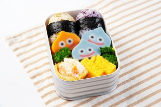 鈴廣蒲鉾本店、ドラゴンクエストウォークとコラボした「スライムかまぼこ」を発売