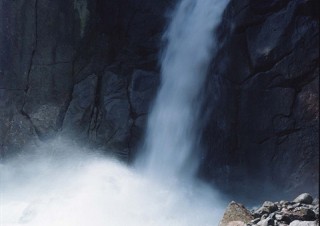 第25回木村伊兵衛写真賞の受賞写真家である鈴木理策氏の個展「海と山のあいだ 目とこころ」