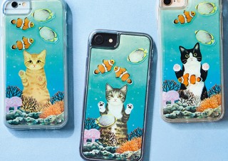 フェリシモ、魚が泳いでいるように見える「水槽をのぞく猫のリキッドスマホケース」を発売