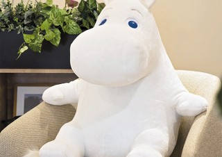ムーミンカフェで大人気の「おすわりムーミン」が数量限定で再販決定
