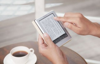 ソニー、軽量・コンパクトな電子書籍リーダーとオンラインブックストアを発表
