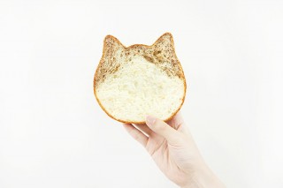 オールハーツ、色付きの耳がかわいい「ねこねこ食パン ロイヤルミルクティー」を発売