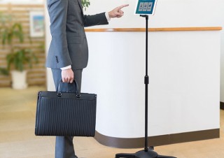 サンワ、キャスター付きで高さ調整が可能なタブレットアームスタンドを発売