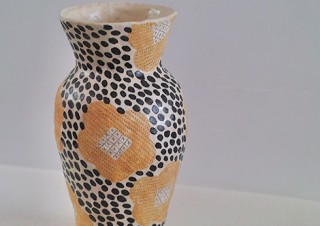 築90年の古民家をリノベーションしたシソンギャラリーで陶芸家の佐藤尚理氏の作品展「Tack」が開催
