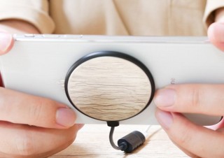 スマホに貼り付けてゲームをしながら充電できる「吸盤付きワイヤレス充電器」