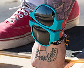 腕に巻きつけられるのロールアップサングラス「SUNFOLD」。スポーツ大国スペインより