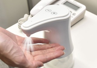 サンコー、手をかざすと自動でアルコール消毒液を噴射するスプレーボトルを発売