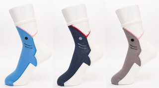 あなたの足にサメが噛みつく！ 「かみつきサメソックス」。チュチュアンナより