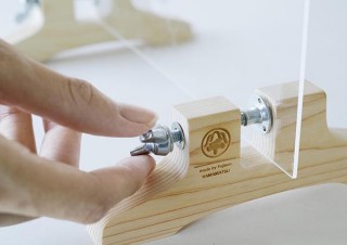老舗の絵馬製造メーカーが作った「クランプ式パーテーションスタンド」。板のサイズや素材が自由に選べる