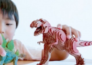 等高線と数字に従い段ボールを貼って重ねると立体アートになる工作キット「コンタモ」