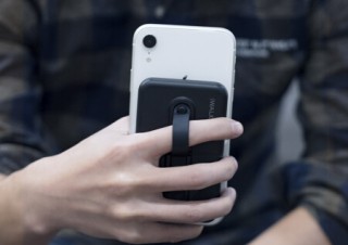 モバイルバッテリー、スマホリング、スマホスタンドが一体化した「AIR PLUS」