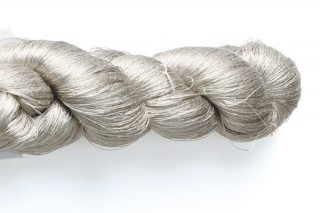 染織ブランドのアトリエシムラが色糸のインスタレーションを展示している「色をつむぐ」展