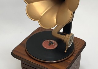日本コロムビア、国産第1号蓄音器を再現した「インテリア蓄音器」を発売