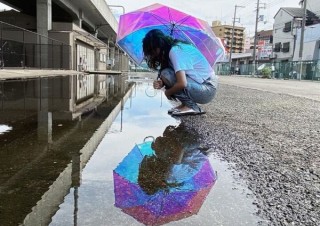 発売即完売だった“見るたびに表情が変わる”「オーロラビニール傘」再販売開始