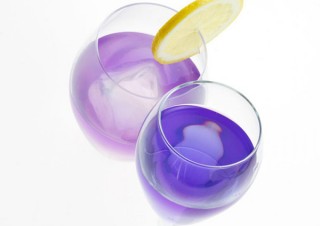 晩酌タイムに癒しを。天然由来の青い日本酒「青藍(せいらん)」
