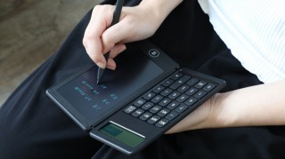 スリー・アール、ポケットサイズの電卓付き電子メモパッドを発売