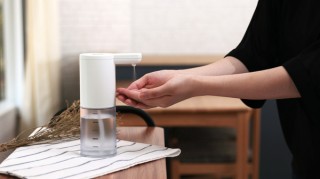 阪和、手をかざすだけで消毒できるアルコールディスペンサーを発売