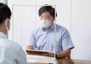 秋東精工、家庭用ラップフィルムを使用して飛沫を防止できる「ラップフィルムガード」を発売