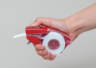 ニチバン、片手で送り出しからカットまで対応するテープカッター「プッシュカット」を発売