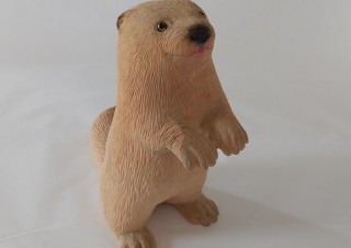 約30点の愛らしい動物の木彫作品が集まった竹内紋子氏の個展「ゆったりと/観察」