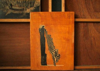 和紙や墨を用いて作品を制作する泉桐子氏の個展「WE CAN’T GO HOME AGAIN」