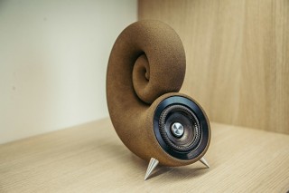 “ガラスの砂”を3Dプリンタで一体成形して作られた渦巻き型のスピーカー「スピルラ」が登場