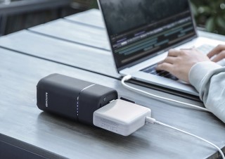 電源をオシャレに持ち歩く、AC対応大容量バッテリー「RP-PB054Pro」